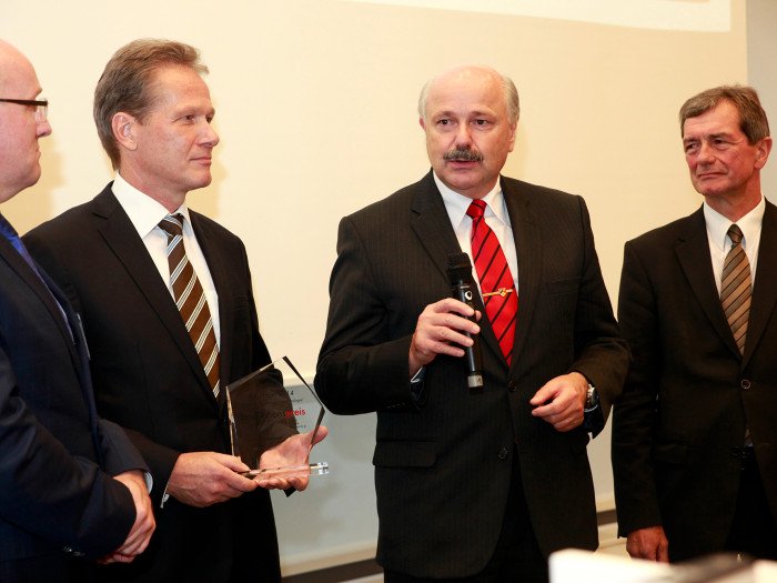 v.l.n.r.:  Dr. Jörg Hopfe (NRW-Bank),  Peter Blaschke (BWI IT),  Hans-Ulrich Schade (Bundeswehr) und Johannes Nagel (BWI Systeme), Bildquelle: Behörden Spiegel