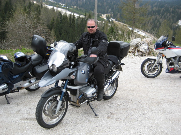 Hans Czwickla auf seiner BMW.