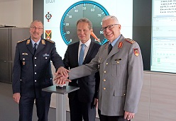 v.l.n.r.: Oberst Michael Volkmer (BITSBw), Peter Blaschke (BWI), GenMaj Klaus Veit (BAAINBw) (Quelle: BWI)
