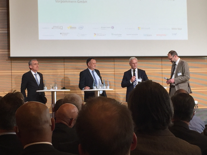 Podiumsdiskussion im dbb form berlin (v.l.n.r): Roland Jabkowski, Geschäftsführer Bundesrechenzentrum GmbH a.D.; Horst Flätgen, Unterabteilungsleiter BMF; Hubert Ludwig, Geschäftsführer DVZ M-V GmbH und Moderator Carsten Köppl, Leiter der Berliner Redaktion des Behörden Spiegels